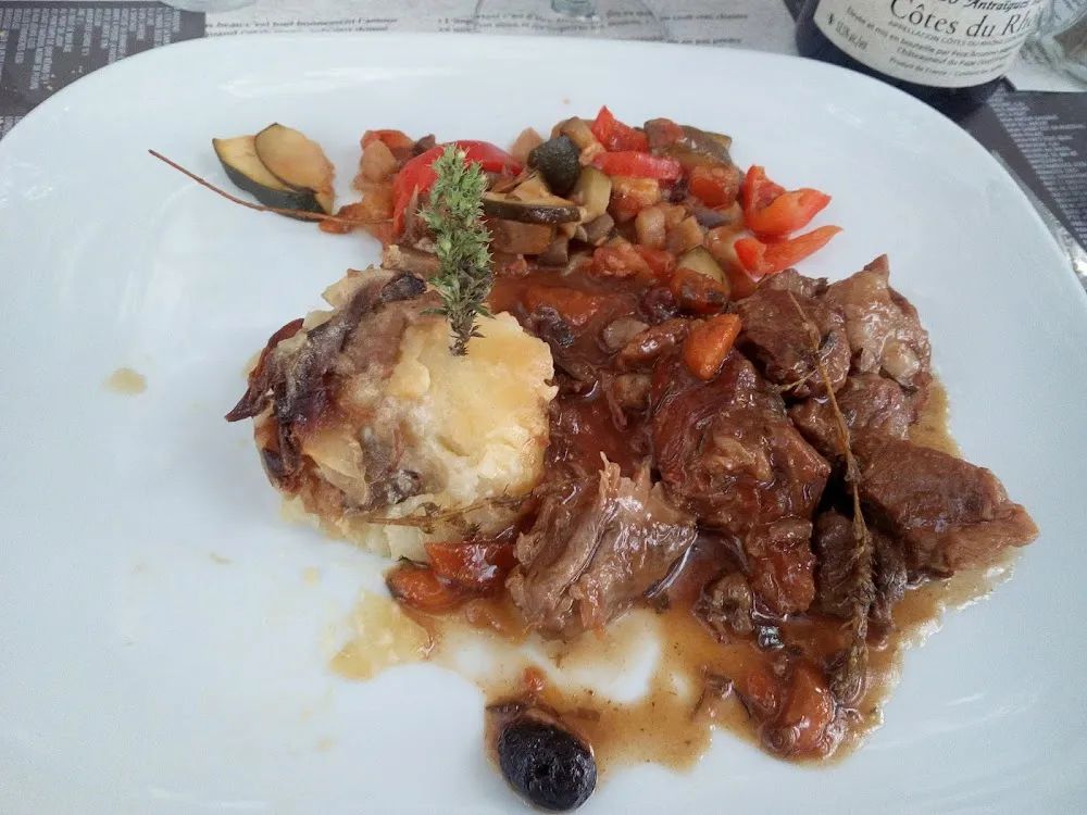 Sauté de Veau de Pays Jus de Cuisson Pommes de Terre Gratinées Au Cèpes Légumes de Saison